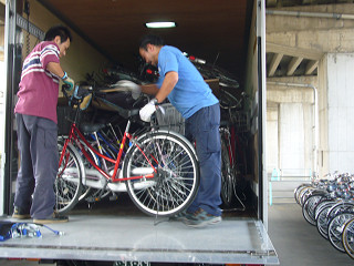限られたスペースに自転車を積み込むには技術が求められる