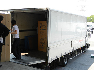 メーカーから提供を受けた大型冷蔵庫を被災地へ運ぶ