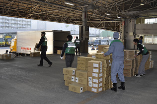 京浜トラックターミナルに参集した東京都職員による積込作業