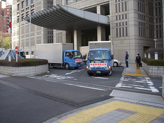 一時保管場所への輸送隊の出発