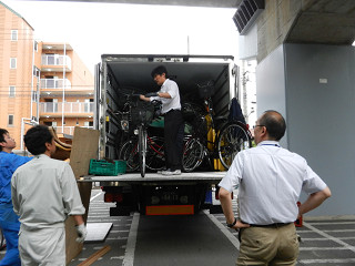 自転車が傷付かないよう、丁寧に積み込む