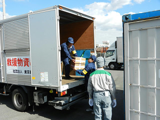 伊豆七島海運のコンテナに救援物資を積み込む。
