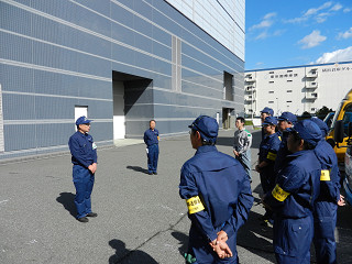 出発準備を終え、東ト協五十嵐常務理事からの挨拶を受ける輸送隊員