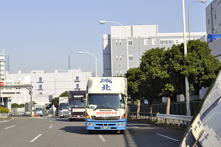 隊列を組み走行する高井戸隊